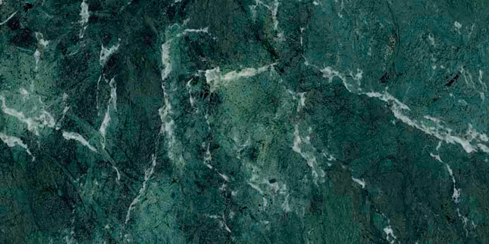 Dunkelgrüner Marmorstein durchzogen von weißen Adern